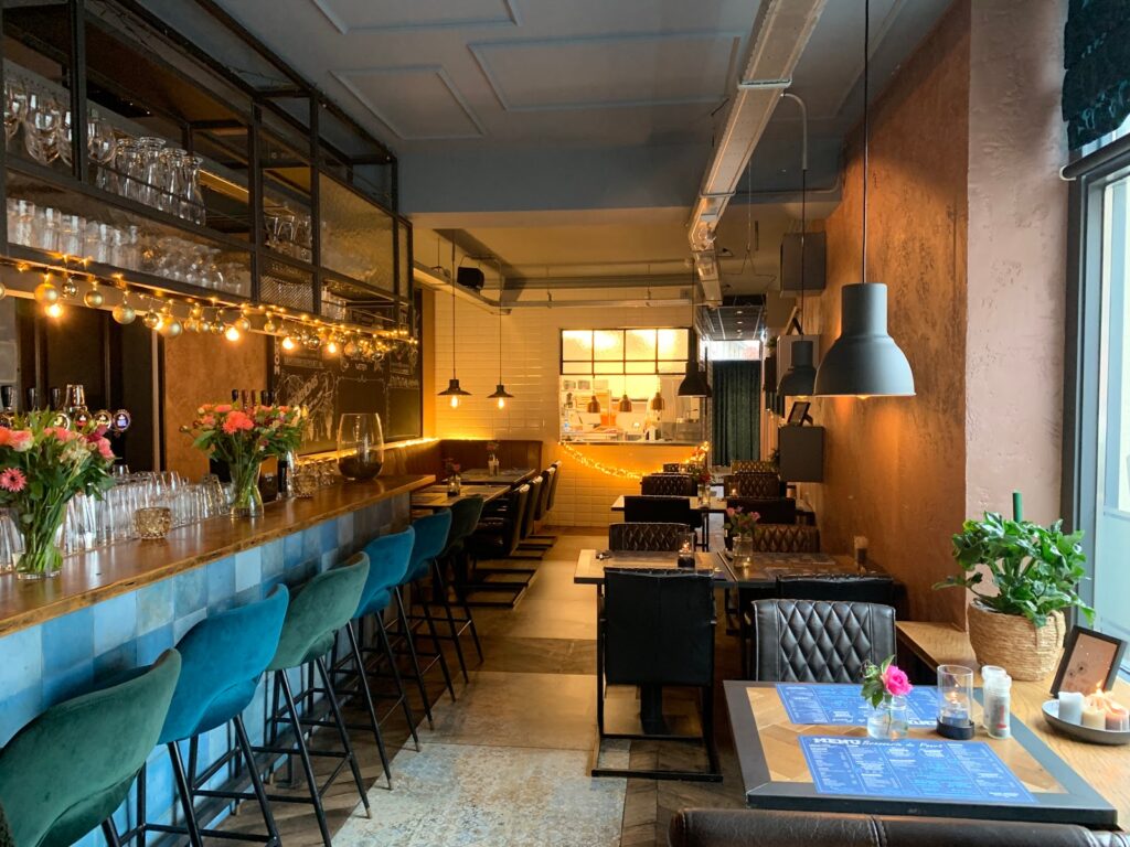 Het sfeervolle interieur van Brasserie de Poort